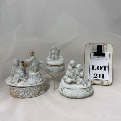 .211. Three Porcelain Trinket Boxes | c. 1860