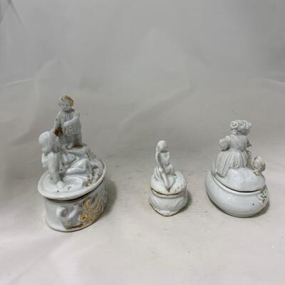 .211. Three Porcelain Trinket Boxes | c. 1860