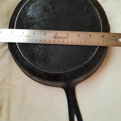 Vintage Cast Iron Pans Lot of 2