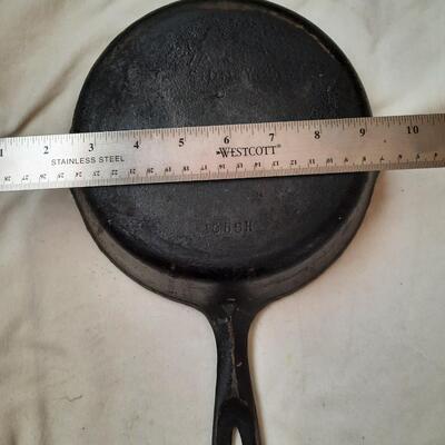 Vintage Cast Iron Pans Lot of 2