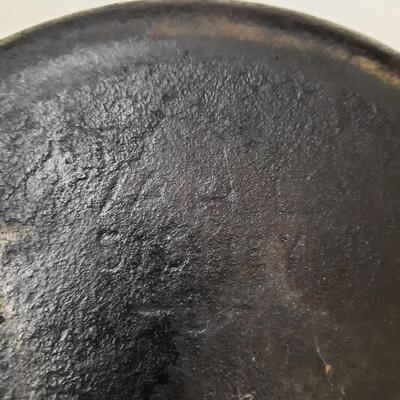 Vintage Cast Iron Pans Lot of 2