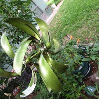 Green Metal Garden Spinner, Decorative Rocks/flower Pot