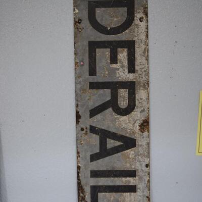 Tin DERAIL Road Sign