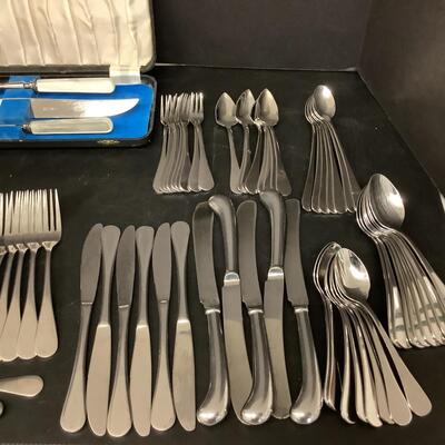 Lot 1058  Lot of Flatware ( 94 pcs ) / Mother of Pearl Handled Carving Set