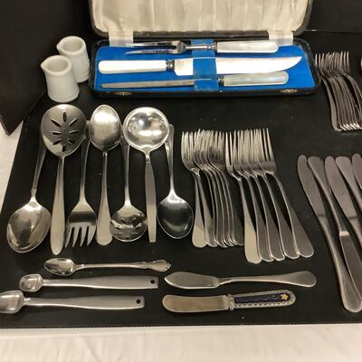 Lot 1058  Lot of Flatware ( 94 pcs ) / Mother of Pearl Handled Carving Set