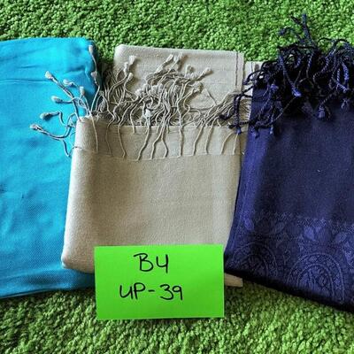 Lot of 3 scarves
