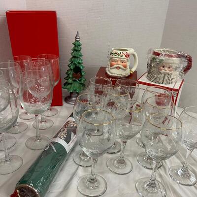 1078 Set of Lenox Christmas Wine Glasses and Decor