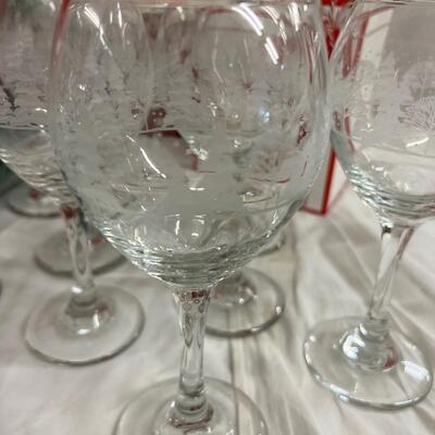 1078 Set of Lenox Christmas Wine Glasses and Decor