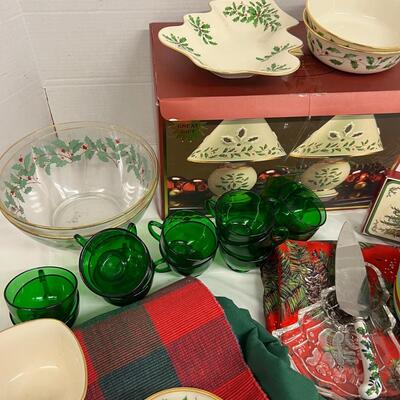1079 Lenox Holiday China with Linens