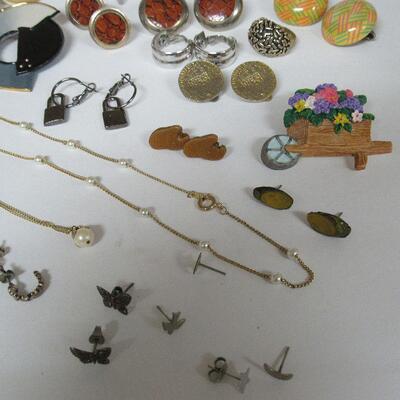 Costume Jewelry Lot: Earrings, Pins, Necklaces