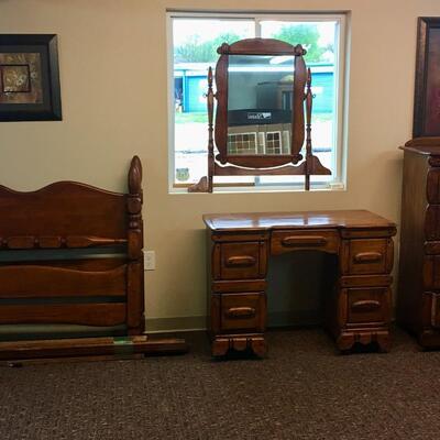 Globe Bosse World Furniture Company Vintage Full Sized Bedroom Set