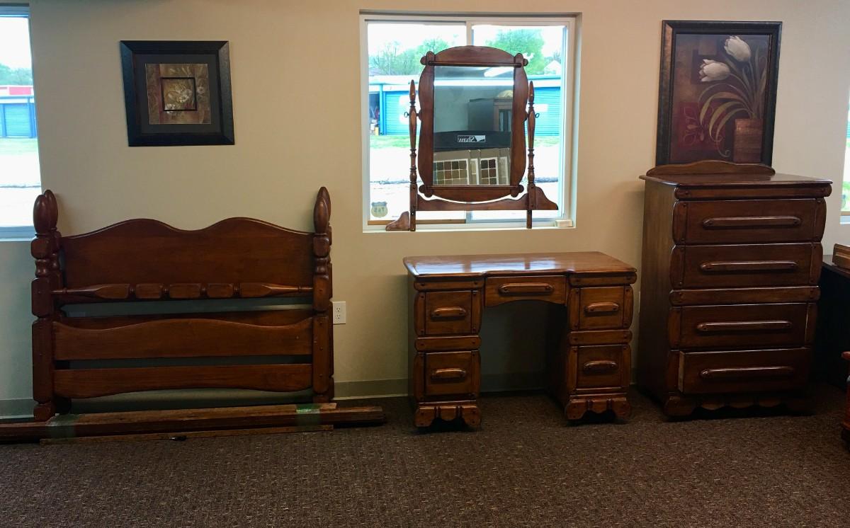Globe Bosse World Furniture Company Vintage Full Sized Bedroom Set
