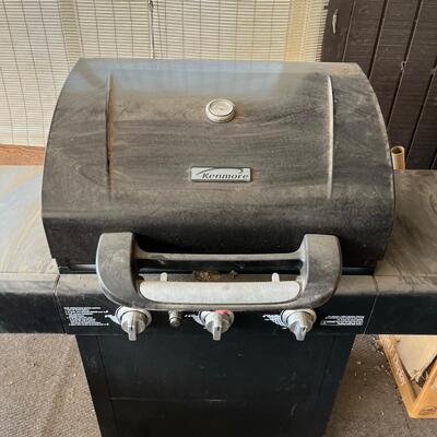 #13 Nice Kenmore Propane Grill with tank