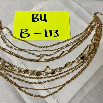 Gold necklace with pearls