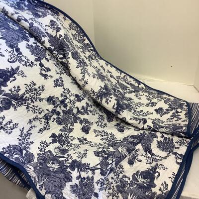 Lot. 1164. Reversible Bedspread, Pillow Shams, Landsâ€™ End Throw  ( Oversized Queen )