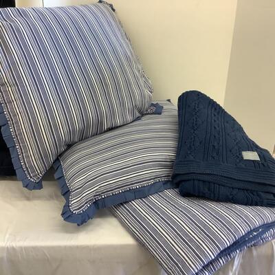 Lot. 1164. Reversible Bedspread, Pillow Shams, Landsâ€™ End Throw  ( Oversized Queen )
