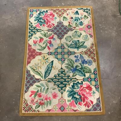 1035 Vintage Floral Hooked Area Rug