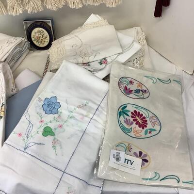 Lot 1176 Large Lot of table Linens/Runners