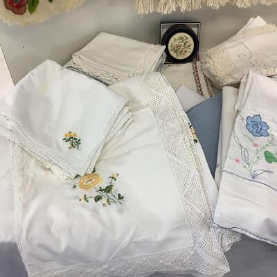 Lot 1176 Large Lot of table Linens/Runners