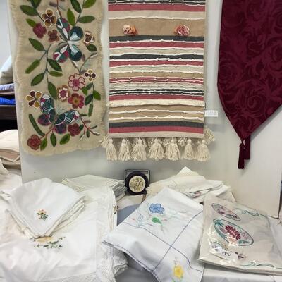 Lot 1176 Large Lot of table Linens/Runners