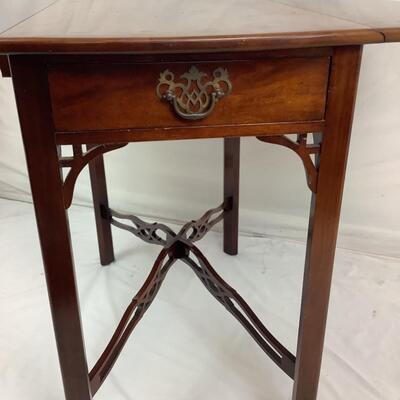 1039 The Williamsburg Galleries Antique Mahogany Double Drop-leaf Pembroke Table w/ Pierced Stretcher