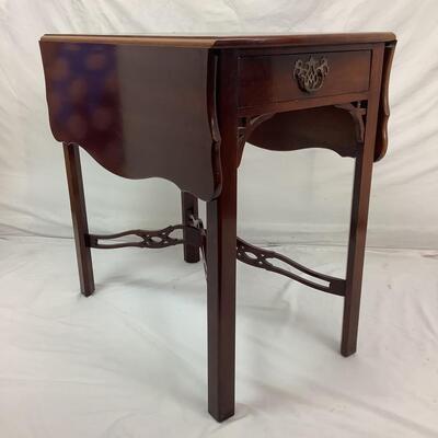 1039 The Williamsburg Galleries Antique Mahogany Double Drop-leaf Pembroke Table w/ Pierced Stretcher