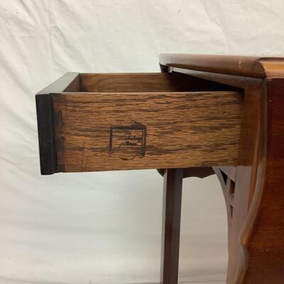 1039 The Williamsburg Galleries Antique Mahogany Double Drop-leaf Pembroke Table w/ Pierced Stretcher