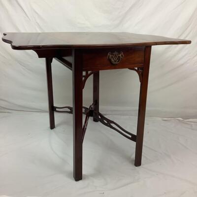 1039 The Williamsburg Galleries Antique Mahogany Double Drop-leaf Pembroke Table w/ Pierced Stretcher