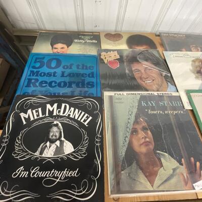 P19-Lot of 21 Records