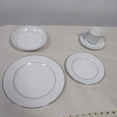 Seizan Fine China Japan "West Bluff" Dinner Set
