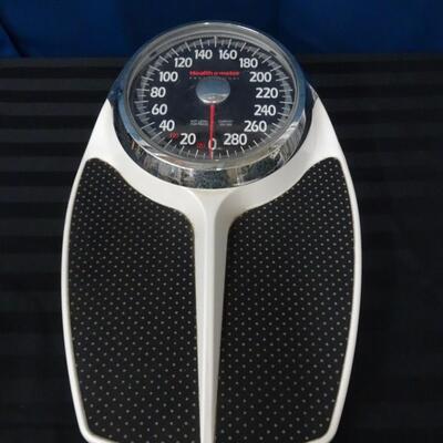 LOT 146. HEALTH O METER SCALE