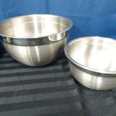 LOT 153. MIXING BOWLS