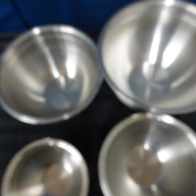 LOT 153. MIXING BOWLS