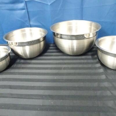 LOT 153. MIXING BOWLS