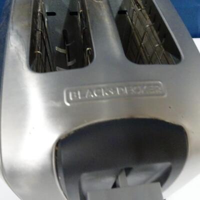 LOT 164. CUISINART GRIDDLER AND BLACK AND DECKER TOASTER