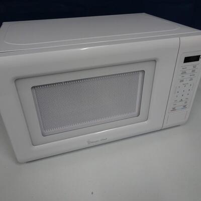 LOT 165. MAGIC CHEF 0,7 CUBIC FEET MICROWAVE OVEN