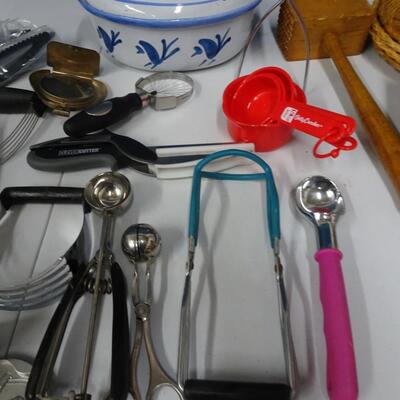 LOT 170. KITCHEN ITEMS AND GADGETS