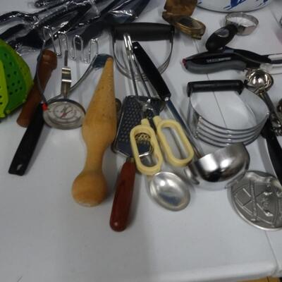 LOT 170. KITCHEN ITEMS AND GADGETS