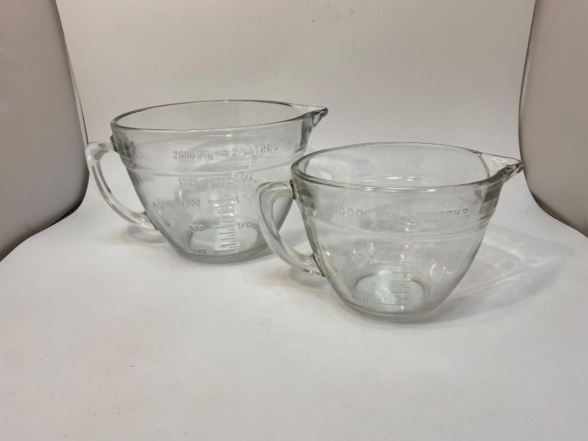 Pair of Clear Glass Measuring Cups Pitchers The Pampered Chef 1qt 2qt