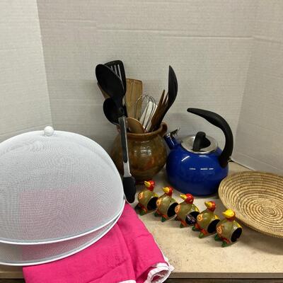 1239 Lot of Kitchen Houseware Items