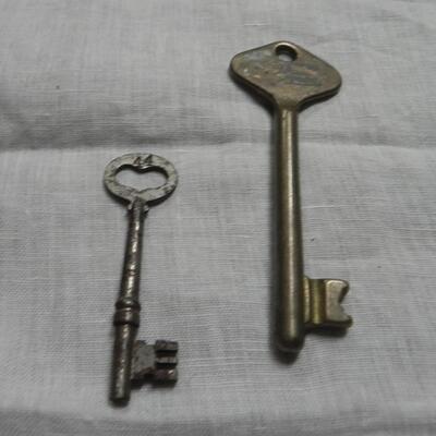 SKELETEN AND VINTAGE KEYS