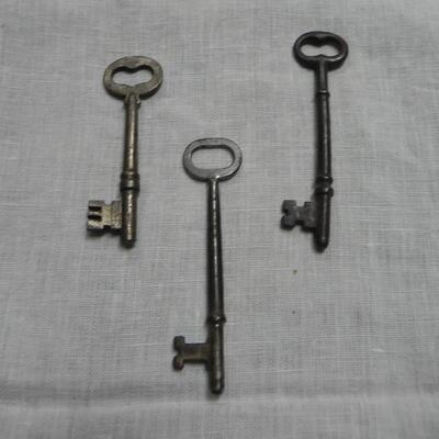 SKELETEN AND VINTAGE KEYS