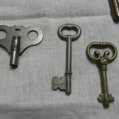 SKELETEN AND VINTAGE KEYS
