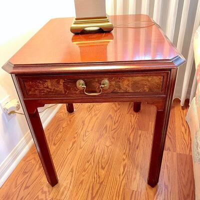 LOT 9   VINTAGE STYLE ONE DRAWER SIDE TABLE BY HEKMAN FURNITURE BURL WOOD FRONT