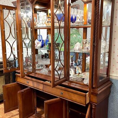 LOT 16 LARGE 4 DOOR LIGHTED CHINA DISPLAY CABINET