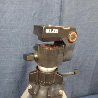 LOT 208. TRIPOD AND MINI PSEAKERS
