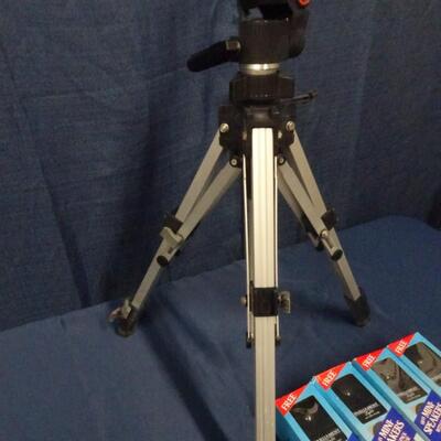 LOT 208. TRIPOD AND MINI PSEAKERS