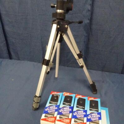 LOT 208. TRIPOD AND MINI PSEAKERS