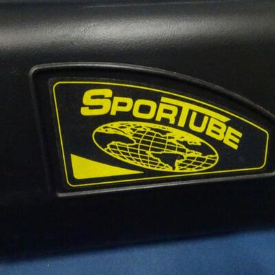 LOT 211. VINTAGE SPORT TUBE CARRYING CASE WITH LOCK