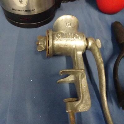 LOT 212. KITCHEN GADGETS AND ELECTRIC WATER KETTLE